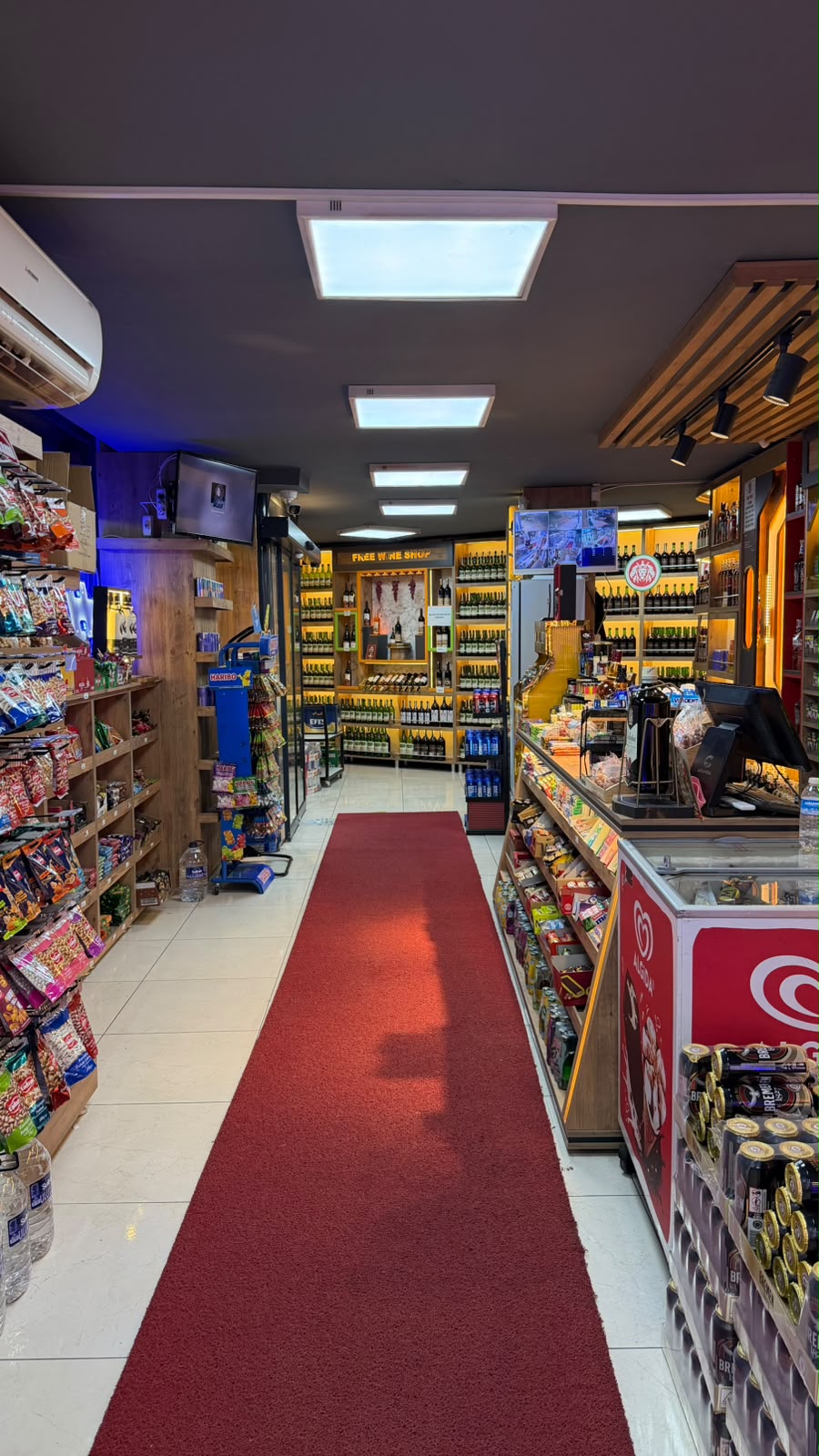 Free Tekel Shop ürün rafları ve mağaza içi